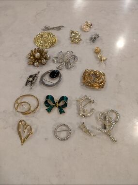Assorted Women’s Fashion Brooches - Gold, Silver & Green Accents Set Of 18